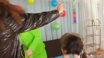 Silly Girls With Shaving Cream Screencap 21 on www.sinx.com