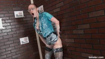 Slime Wave babe Lenka with her great ass Screencap 74 on www.sinx.com