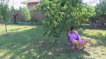 The Princess Of Public Pissing Screencap 29 on www.sinx.com