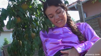 The Princess Of Public Pissing Screencap 32 on www.sinx.com