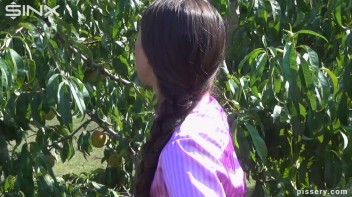 The Princess Of Public Pissing Screencap 6 on www.sinx.com