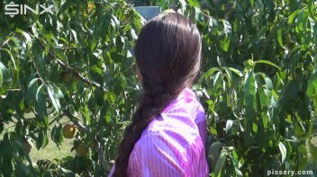 The Princess Of Public Pissing Screencap 7 on www.sinx.com