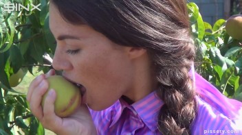 The Princess Of Public Pissing Screencap 8 on www.sinx.com