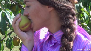 The Princess Of Public Pissing Screencap 9 on www.sinx.com