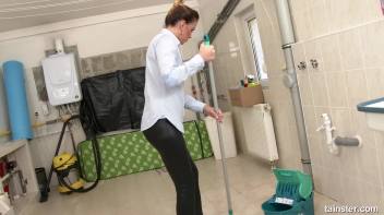 Pissing on the cleaning lady Screencap 5 on www.sinx.com