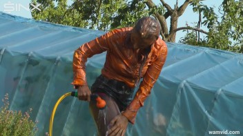 Blonde girl hoses herself off Screencap 9 on www.sinx.com