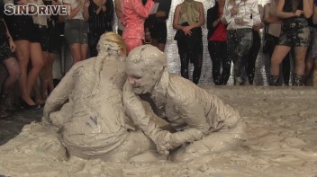 Muddy Wrestling: Sharka Blue vs. Tanya Screencap 34 on www.sinx.com