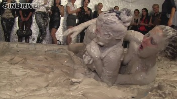 Muddy Wrestling: Nicole Vice vs. Valentina Ross Screencap 53 on www.sinx.com