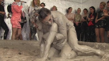 Muddy Wrestling: Nicole Vice vs. Valentina Ross Screencap 38 on www.sinx.com