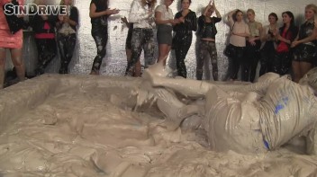 Muddy Wrestling: Nicole Vice vs. Valentina Ross Screencap 39 on www.sinx.com