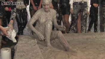Muddy Wrestling: Nicole Vice vs. Valentina Ross Screencap 48 on www.sinx.com