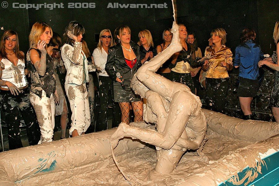 Spilled Drink Leads To Fight on www.sinx.com