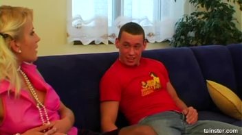 She Sucks a MEAN Dong! Screencap 7 on www.sinx.com