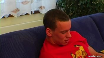 She Sucks a MEAN Dong! Screencap 1 on www.sinx.com