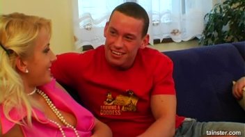 She Sucks a MEAN Dong! Screencap 13 on www.sinx.com