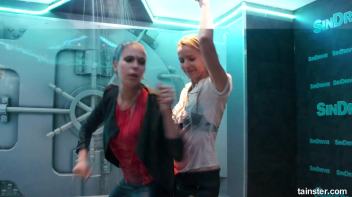 Wet amateurs owning these club showers Screencap 12 on www.sinx.com