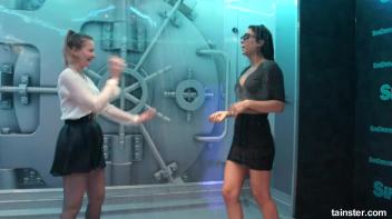 Wet amateurs owning these club showers Screencap 14 on www.sinx.com