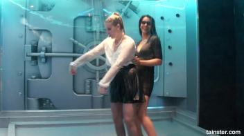 Wet amateurs owning these club showers Screencap 17 on www.sinx.com