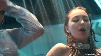 Wet amateurs owning these club showers Screencap 36 on www.sinx.com