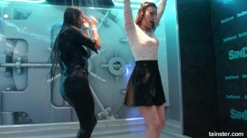 Wet amateurs owning these club showers Screencap 56 on www.sinx.com