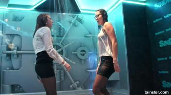 Wet amateurs owning these club showers Screencap 74 on www.sinx.com
