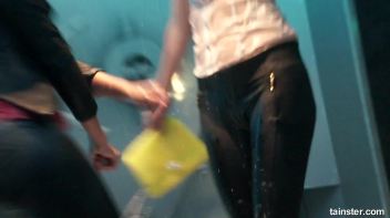 Wet amateurs owning these club showers Screencap 8 on www.sinx.com
