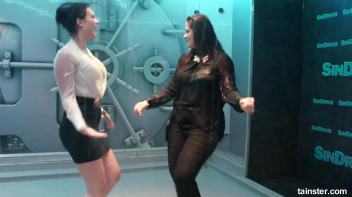 Sexy Wet Booty shaking Screencap 16 on www.sinx.com