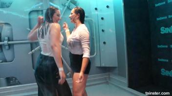 Sexy Wet Booty shaking Screencap 71 on www.sinx.com