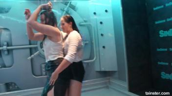 Sexy Wet Booty shaking Screencap 72 on www.sinx.com