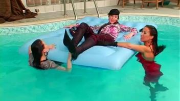 Staying Cool by the Pool Screencap 56 on www.sinx.com