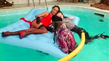 Staying Cool by the Pool Screencap 74 on www.sinx.com