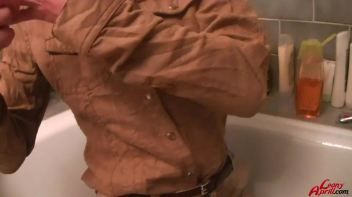 Rub-A-Dub Leony In The Tub Screencap 12 on www.sinx.com