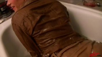 Rub-A-Dub Leony In The Tub Screencap 40 on www.sinx.com