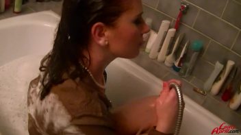 Rub-A-Dub Leony In The Tub Screencap 81 on www.sinx.com