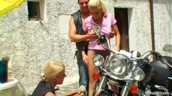 Drizzled in Spunk Screencap 26 on www.sinx.com