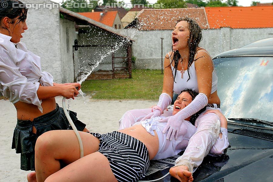 Summer Sponge Fight! on www.sinx.com