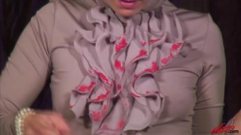 Paint Me Pretty Pussy Spreader Screencap 29 on www.sinx.com