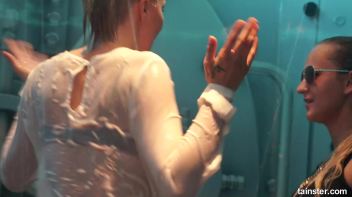 Wet girls turn me on Screencap 27 on www.sinx.com