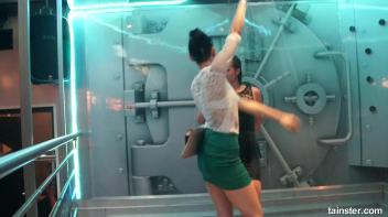 Wet girls turn me on Screencap 46 on www.sinx.com