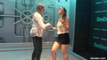 Wet girls turn me on Screencap 5 on www.sinx.com