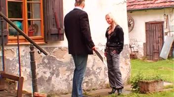 Sharka Blue Turns Yellow! Screencap 2 on www.sinx.com