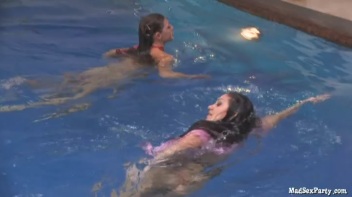 Poolgirls P3 Screencap 86 on www.sinx.com