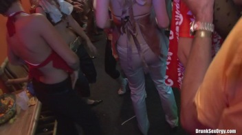 Bikini Beach Balls Part 4 - Cam 1 Screencap 13 on www.sinx.com