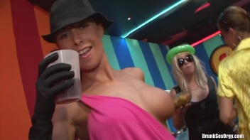 Bikini Beach Balls Part 4 - Cam 1 Screencap 26 on www.sinx.com