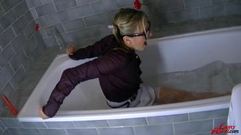 Leony Fully Dunked Screencap 79 on www.sinx.com