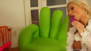 Pink In The Pink Lesbo Queens In Jeans Screencap 92 on www.sinx.com