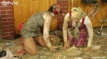Two hot girls get messy with cake Screencap 40 on www.sinx.com