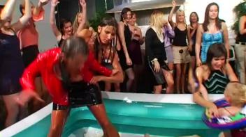 Christina Lee vs. Sarah Cross In The Mud Screencap 26 on www.sinx.com