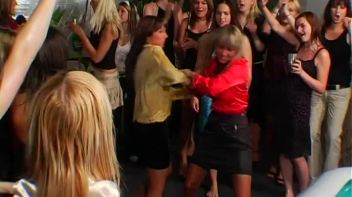 Christina Lee vs. Sarah Cross In The Mud Screencap 4 on www.sinx.com