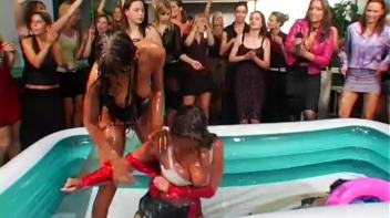 Christina Lee vs. Sarah Cross In The Mud Screencap 41 on www.sinx.com